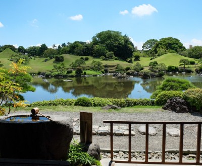 Vue sur le jardin Suizen-ji Joju-en depuis la maison de thé