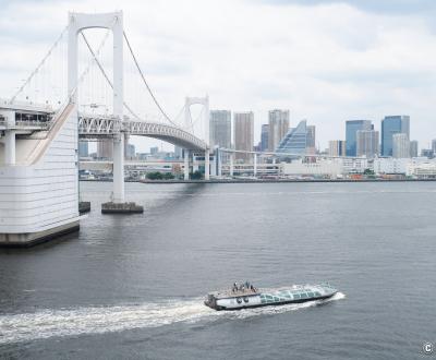 Pont Rainbow Bridge (Tokyo), vue depuis Odaiba avec la rivière Sumida et le bateau de croisière Hotaluna