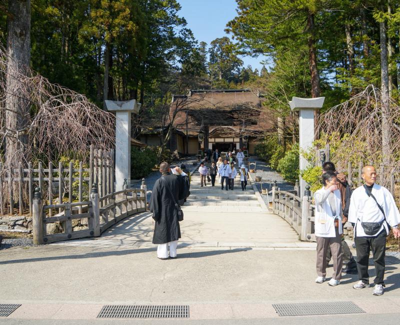 Mont Koya (Kansai), pèlerins à l'entrée du temple Kongobu-ji Mont Koya (Kansai), pèlerins à l'entrée du temple Kongobu-ji
