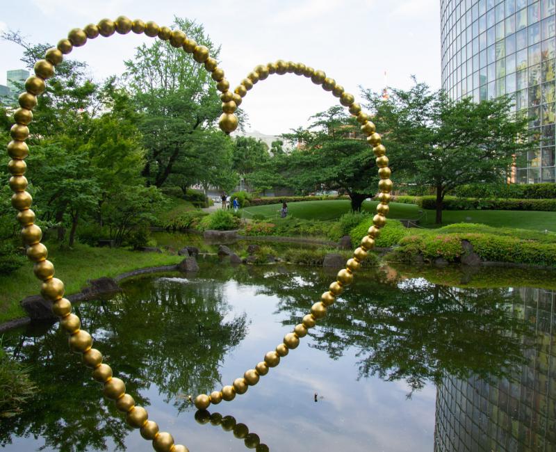 Jardin Mohri et œuvre Kin no Kokoro de Jean-Michel Othoniel à Roppongi Hills Jardin Mohri et œuvre Kin no Kokoro de Jean-Michel Othoniel à Roppongi Hills