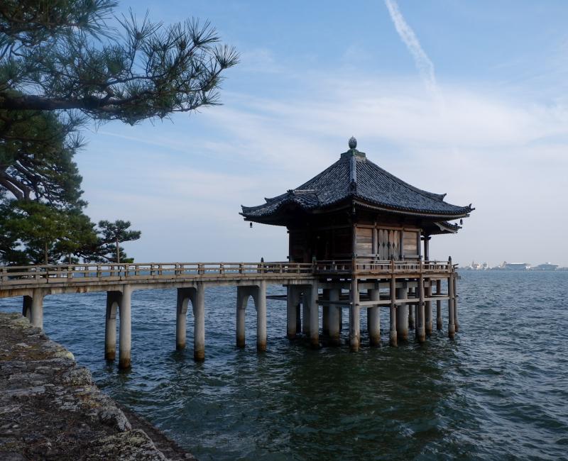 Otsu (Kansai), pavillon flottant Ukimido du Mangetsu-ji sur le lac Biwa Otsu (Kansai), pavillon flottant Ukimido du Mangetsu-ji sur le lac Biwa