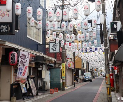 Beppu (Oita), rue typique du quartier de Takegawara Onsen décorée de lanternes