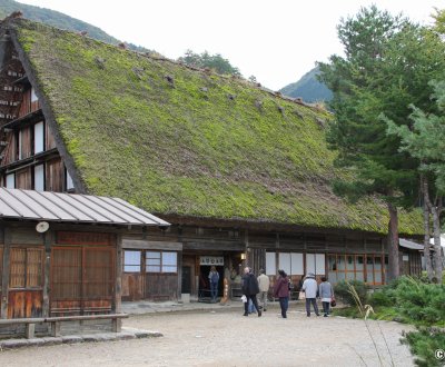 Résidence Nagase (Shirakawa-go), vue sur la grande maison traditionnelle au toit de chaume