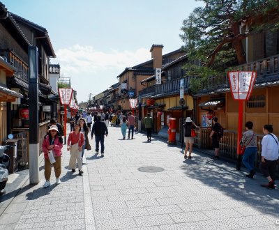 Gion (Kyoto), Hanamikoji-dori en avril 2024