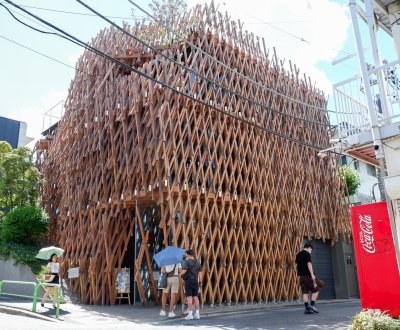 Sunny Hills (Tokyo), vue sur la structure en treillis de bois de Kengo Kuma