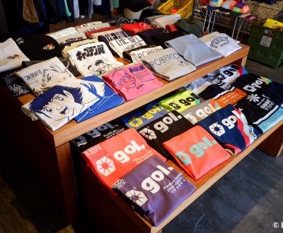 gol. STORE TSUBASA (Tokyo), rayon de tee-shirts à l'effigie de Captain Tsubasa