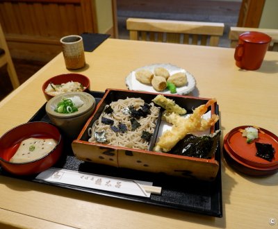 Gontaro Honten (Kyoto), menu Tenzaru Gozen avec des soba froides et tempura 