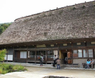 Résidence Wada (Shirakawa-go), entrée de la grande maison au toit de chaume