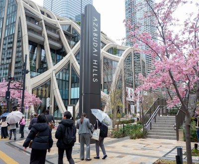 Azabudai Hills (Tokyo), entrée du complexe et cerisiers Kawazu-zakura en fleurs