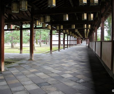 Manpuku-ji (Uji), passage couvert avec lanternes dans l'enceinte du temple