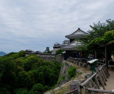 Château de Matsuyama (Shikoku), Vue sur la forteresse et la Mer Intérieure de Seto