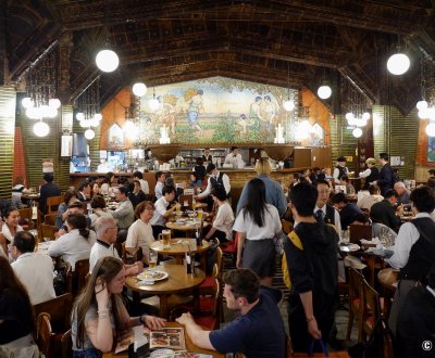 Ginza Lion 7-chome (Tokyo), salle principale et authentique du bar à bières