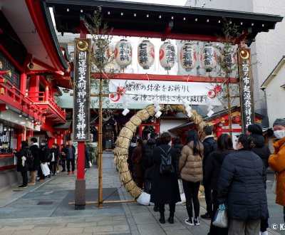 Asakusa Otori-jinja (Tokyo), foule au sein du sanctuaire pour Hatsumode début janvier