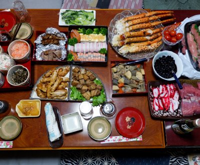 Cuisine Osechi ryori, table dressée avec les plats japonais du Nouvel An