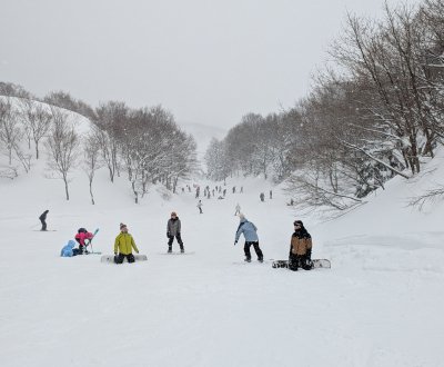 GALA Yuzawa Ski Resort (Niigata), piste de ski et snowboard dans la forêt