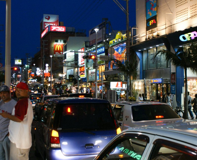 Archipel d'Okinawa, rue Kokusai-dori de nuit Ă Naha Archipel d'Okinawa, rue Kokusai-dori de nuit Ă Naha