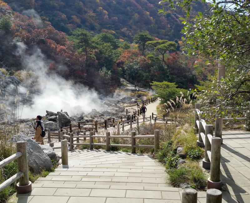 Unzen Jigoku (Nagasaki), chemin balisé de la station thermale Unzen Onsen Unzen Jigoku (Nagasaki), chemin balisé de la station thermale Unzen Onsen