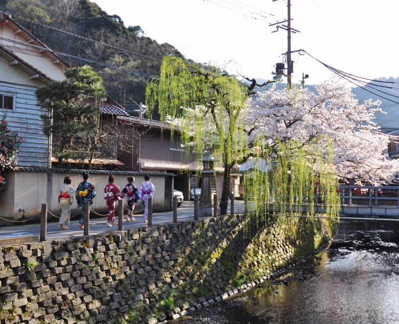 Kinosaki Onsen (Hyogo), Touristes en yukata et geta au printemps Kinosaki Onsen (Hyogo), Touristes en yukata et geta au printemps