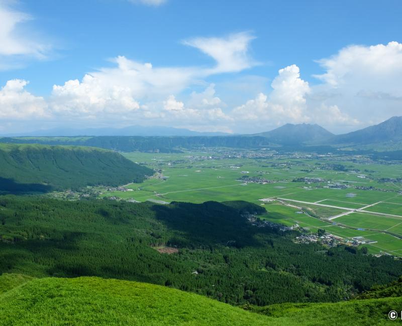 Mont Aso (Kumamoto), vue sur la caldeira depuis l'observatoire Daikanbo Mont Aso (Kumamoto), vue sur la caldeira depuis l'observatoire Daikanbo