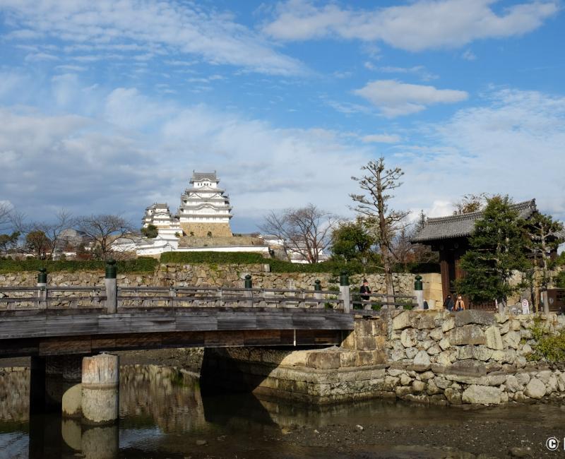 Himeji, vue sur le pont Sakuramon-bashi et le donjon du château de Himeji Himeji, vue sur le pont Sakuramon-bashi et le donjon du château de Himeji
