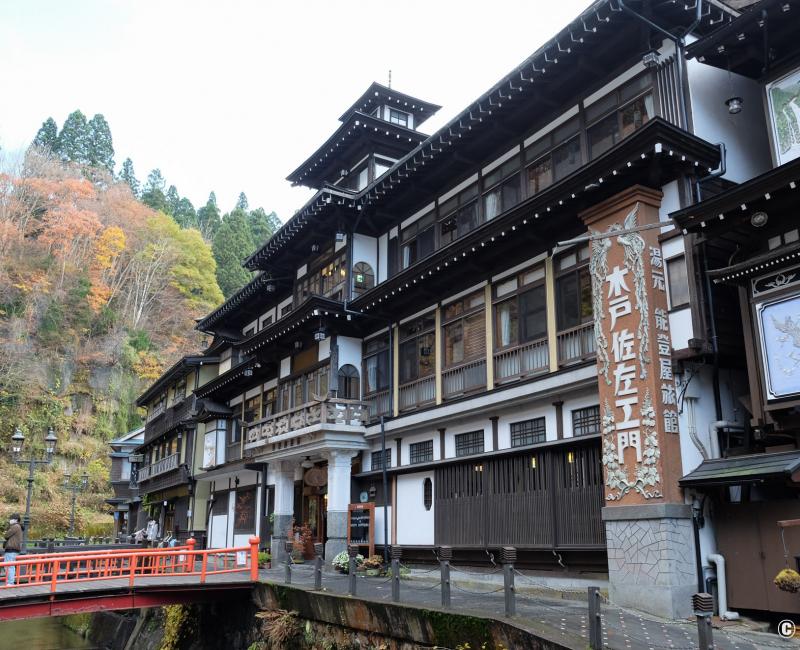 Ginzan Onsen (Yamagata), vue sur le village thermal et son architecture traditionnelle Ginzan Onsen (Yamagata), vue sur le village thermal et son architecture traditionnelle