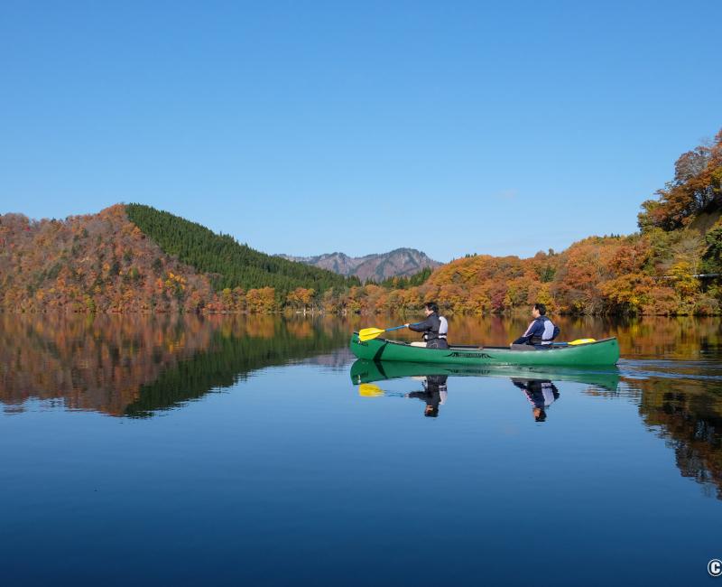 Oku Aizu (Kaneyama), canoe sur le lac Numazawa en automne