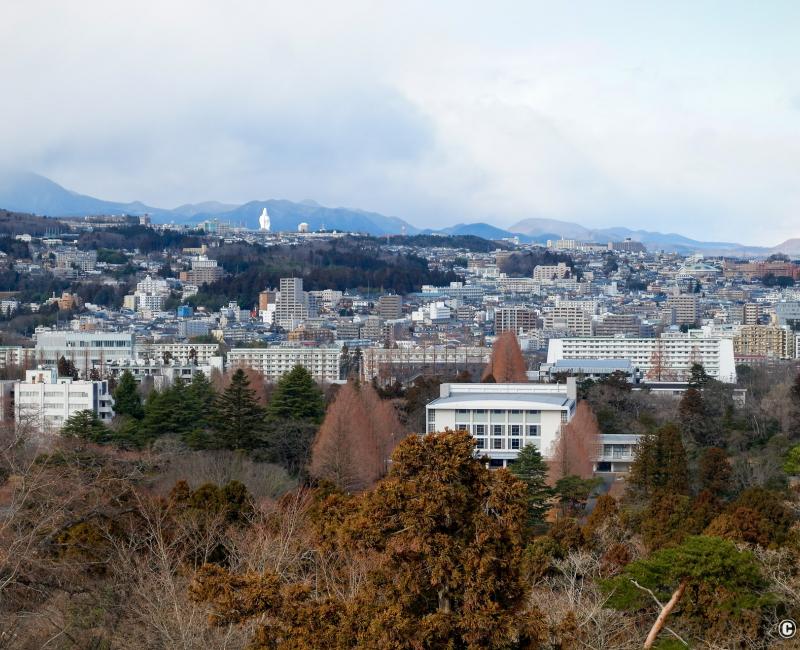 Sendai (Miyagi), vue en hauteur sur la ville et les montagnes environnantes Sendai (Miyagi), vue en hauteur sur la ville et les montagnes environnantes