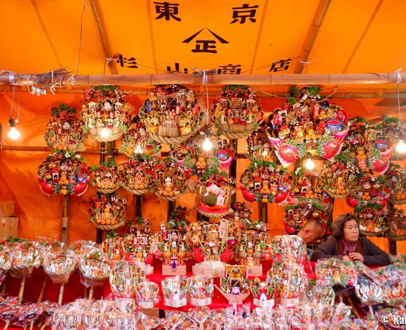 Myoho-ji (Fuji City), vente de râteaux Kumade pendant le festival Bishamonten Taisai Myoho-ji (Fuji City), vente de râteaux Kumade pendant le festival Bishamonten Taisai