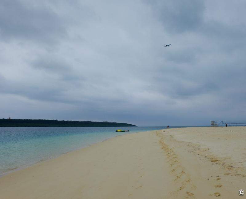 Plage Yonaha-Maehama (Miyako-jima), vue sur le sable et les avions Plage Yonaha-Maehama (Miyako-jima), vue sur le sable et les avions