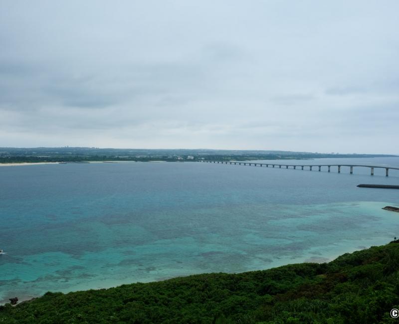 Observatoire du château de Ryugu (Kurima-jima), vue sur la plage Yonaha-Maehama et le pont Kurima Observatoire du château de Ryugu (Kurima-jima), vue sur la plage Yonaha-Maehama et le pont Kurima