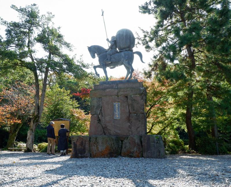 Kanazawa, statue de Toshiie Maeda au sanctuaire Oyama-jinja Kanazawa, statue de Toshiie Maeda au sanctuaire Oyama-jinja
