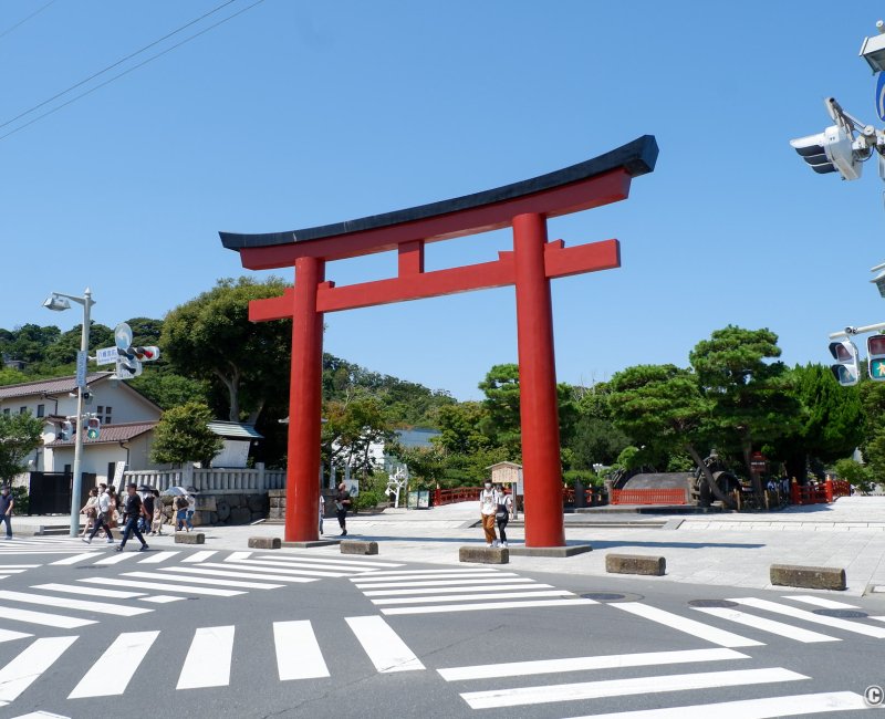 Kamakura, porte Sanno Torii à l'entrée du sanctuaire Tsurugaoka Hachiman-gu Kamakura, porte Sanno Torii à l'entrée du sanctuaire Tsurugaoka Hachiman-gu