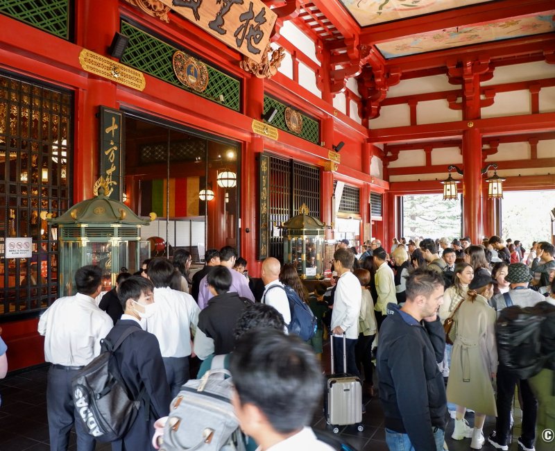 Senso-ji (Asakusa, Tokyo), touristes devant le pavillon de prière (nov. 2023) 2