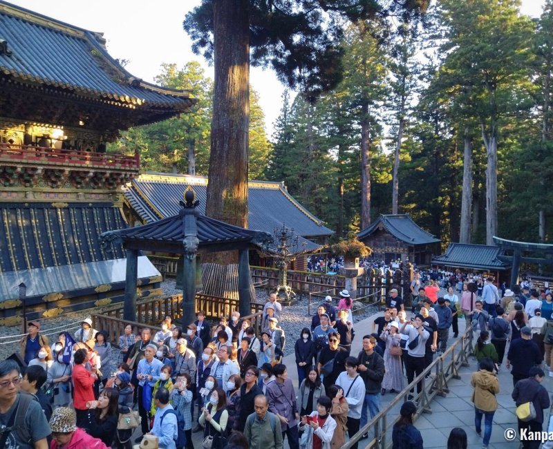 Tosho-gu (Nikko), foule touristique dans l'enceinte du mausolée (nov. 2023) 4