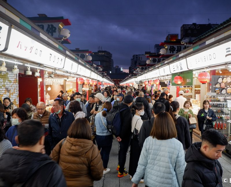 Senso-ji (Asakusa, Tokyo), touristes dans la rue Nakamise (nov. 2023)