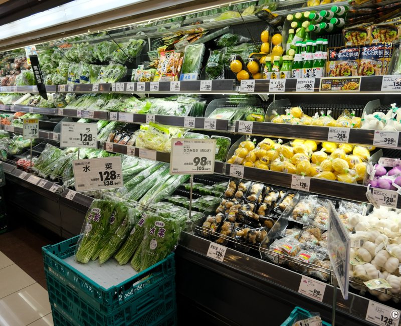 Kanoya (péninsule d'Osumi, Kagoshima), usage du plastique au rayon fruits et légumes d'un supermarché