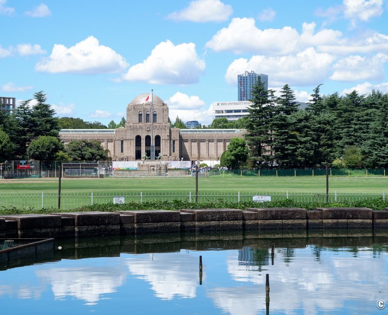 Meiji Jingu Gaien (Tokyo), lac Kakuike et bâtiment du mémorial Seitoku Meiji Jingu Gaien (Tokyo), lac Kakuike et bâtiment du mémorial Seitoku