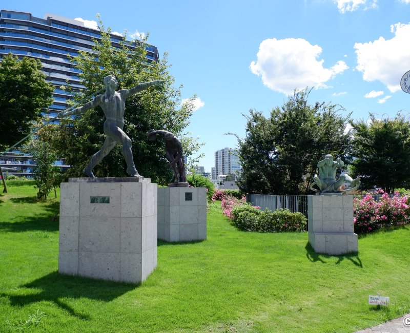 Meiji Jingu Gaien (Tokyo), statues de sports olympiques devant le Stade national Meiji Jingu Gaien (Tokyo), statues de sports olympiques devant le Stade national
