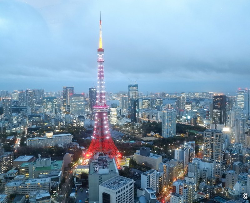 Azabudai Hills (Tokyo), vue panoramique sur Tokyo Tower depuis l'étage 34F de la tour Mori JP Tower