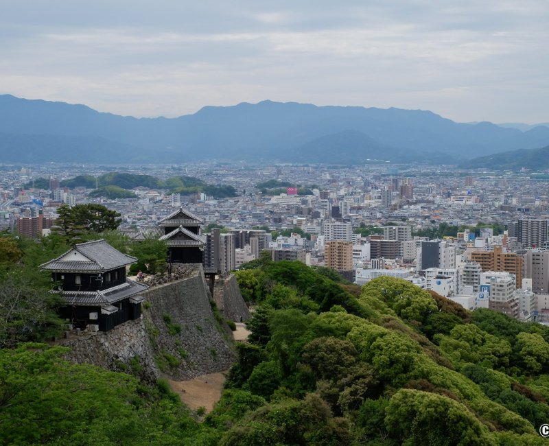 Château de Matsuyama (Shikoku), Vue sur les tours de l'enceinte Honmaru et la ville depuis le donjon Château de Matsuyama (Shikoku), Vue sur les tours de l'enceinte Honmaru et la ville depuis le donjon