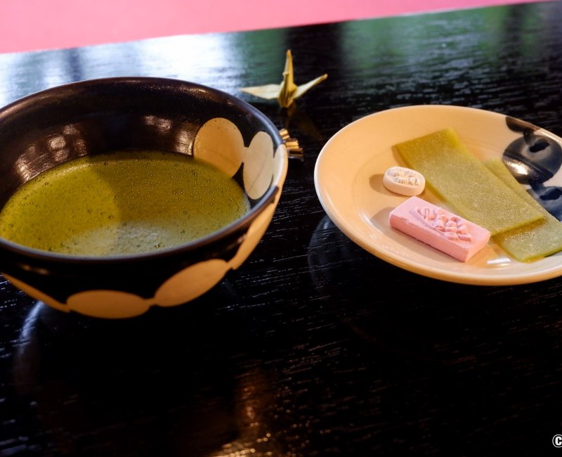 Gion Kagai Art Museum (Kyoto), thé matcha et pâtisserie wagashi au bar The Art Cafe Gion Kagai Art Museum (Kyoto), thé matcha et pâtisserie wagashi au bar The Art Cafe