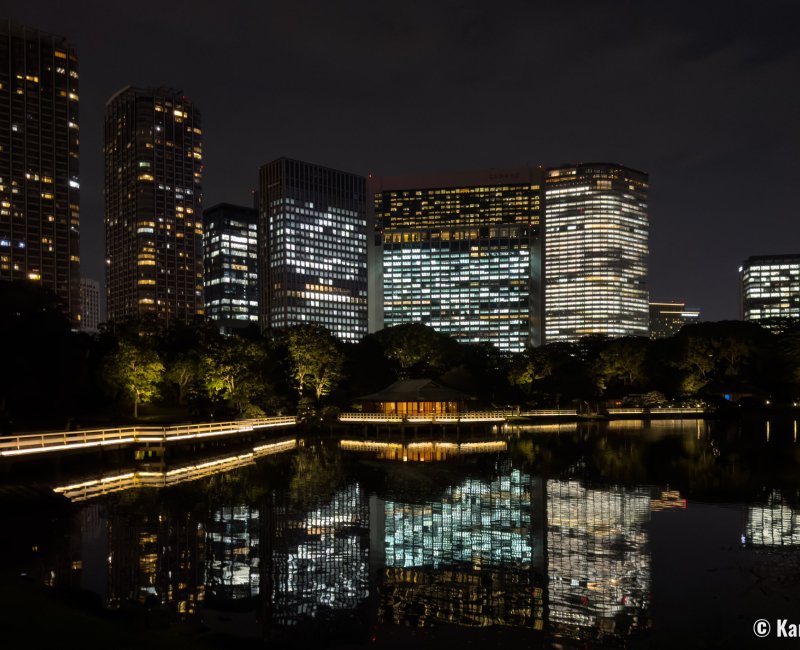 Hamarikyu Tsukimi Sanpo (Tokyo), vue nocturne sur le pavillon de thé Nakajima-no-Ochaya 2 Hamarikyu Tsukimi Sanpo (Tokyo), vue nocturne sur le pavillon de thé Nakajima-no-Ochaya 2
