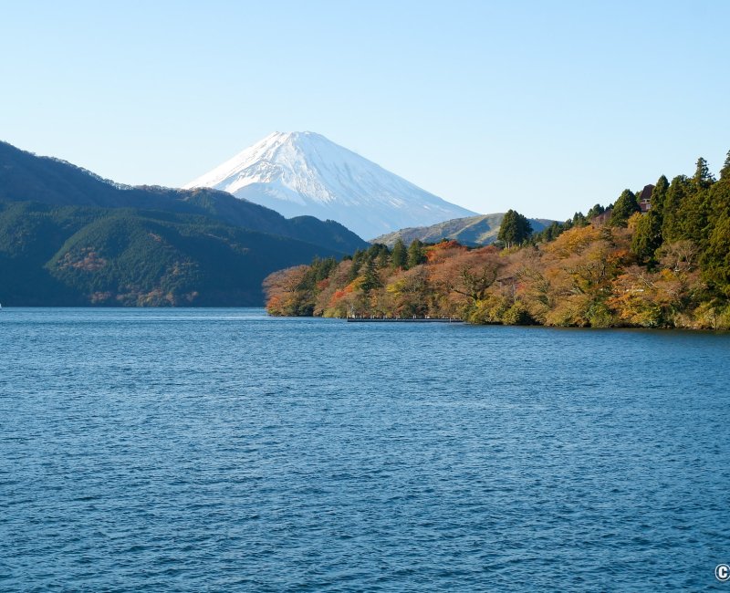 Hakone (Kanagawa), vue sur le Mont Fuji enneigé depuis le lac Ashi à l'automne Hakone (Kanagawa), vue sur le Mont Fuji enneigé depuis le lac Ashi à l'automne