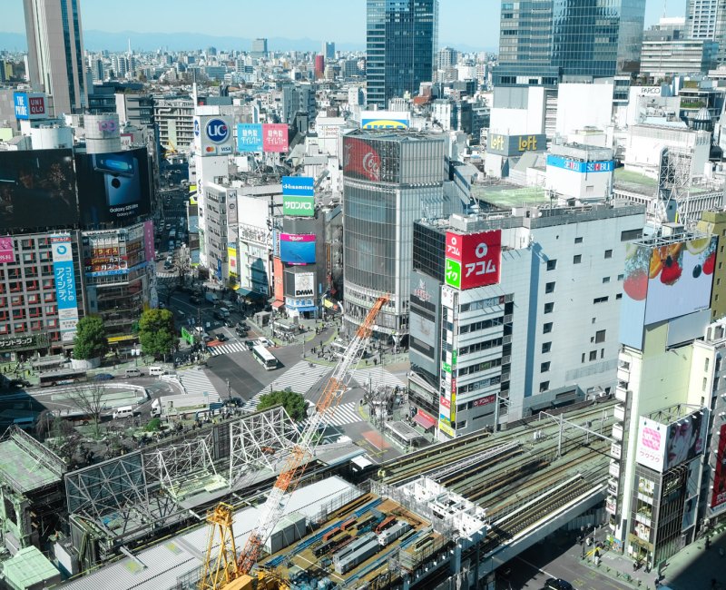 Shibuya (Tokyo), vue sur le carrefour depuis le gratte-ciel Scramble Square Shibuya (Tokyo), vue sur le carrefour depuis le gratte-ciel Scramble Square