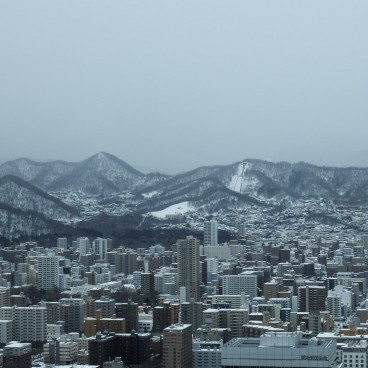 JR Tower T38 (Sapporo), vue sur les montagnes, pistes de ski et la ville en hiver