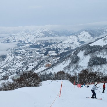 GALA Yuzawa Ski Resort (Niigata), panorama sur les montagnes enneigées et la vallée depuis les pistes