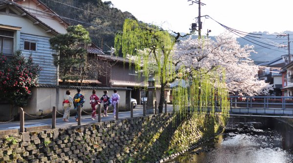 Kinosaki Onsen (Hyogo), Touristes en yukata et geta au printemps