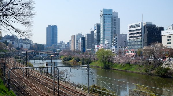 Parc Sotobori (Tokyo), vue sur les anciennes douves et les voies ferrées