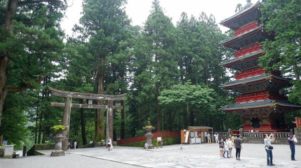 Toshogu à Nikko, grand torii et pagode à 5 étages Gojunoto