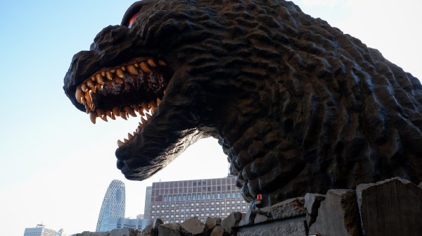 Statue de la tête de Godzilla (Kabukicho, Shinjuku à Tokyo), vue depuis le Café Terrace Bonjour de l'hôtel Gracery